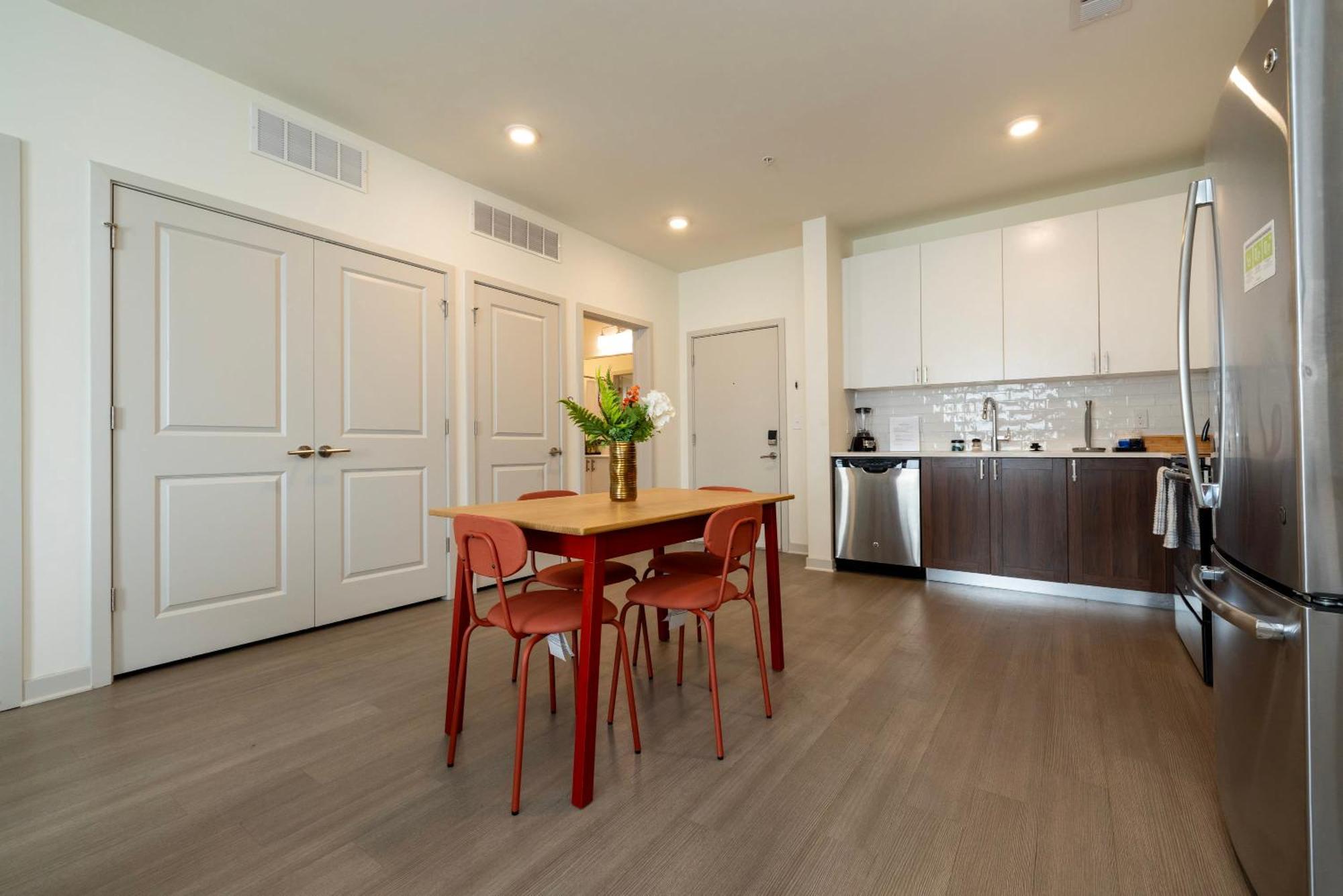 Modern Nulu 2br Cozysuites 05 Apartment Louisville